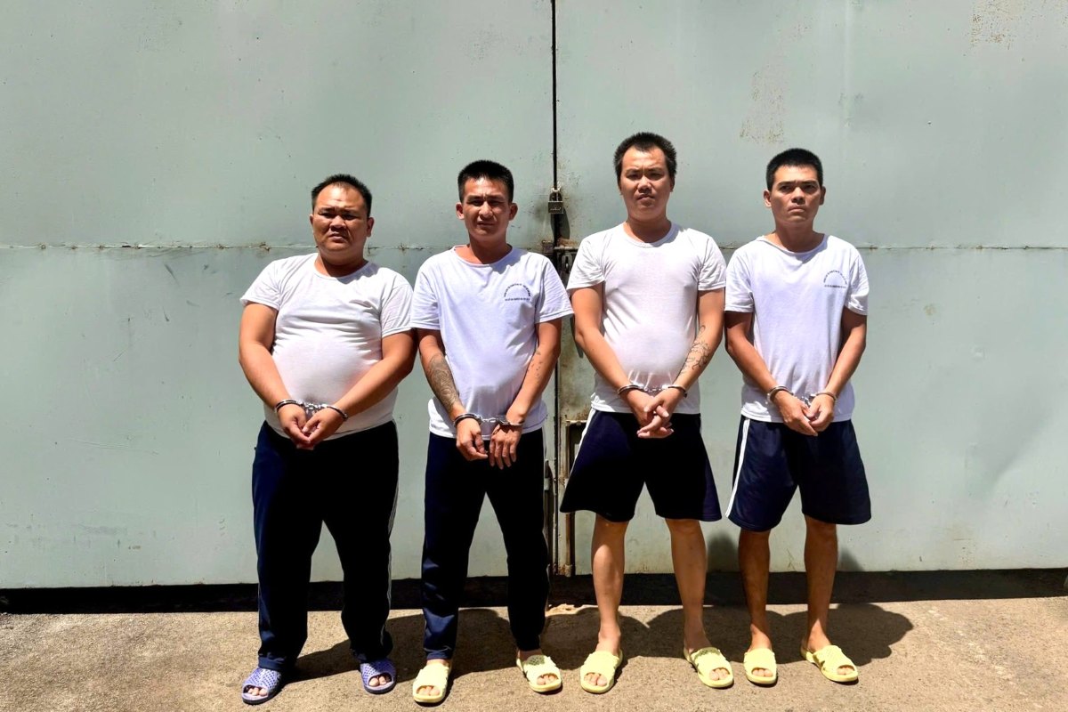 4 subjects were prosecuted and arrested for the act of illegally trading and using drugs in Phu My ward. Photo: CAPM