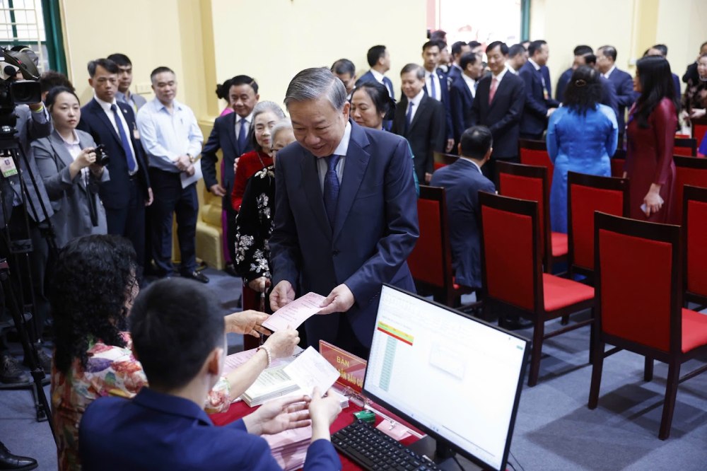 Tổng Bí thư Tô Lâm nhận thẻ cử tri để thực hiện quyền bầu cử. Ảnh: VGP