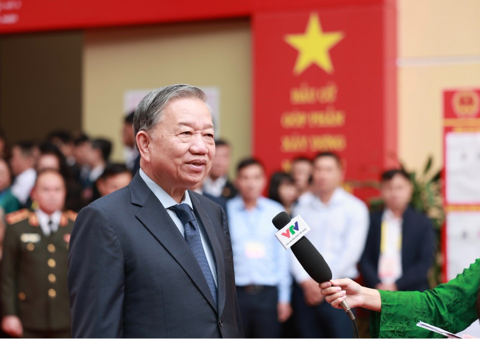 Tổng Bí thư Tô Lâm trao đổi với báo chí sau khi bỏ phiếu tại khu vực bỏ phiếu số 2, phường Ba Đình, TP Hà Nội. Ảnh: Hải Nguyễn