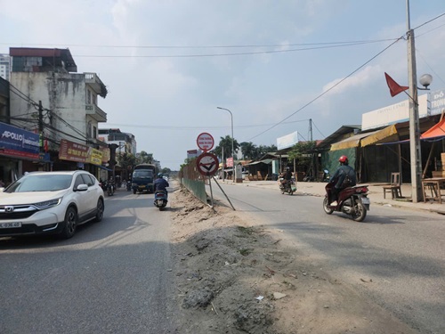 Tuyến đường nối Tố Hữu - đường 70 ở Hà Nội dang dở gần một thập kỷ. Ảnh: Minh Hạnh 