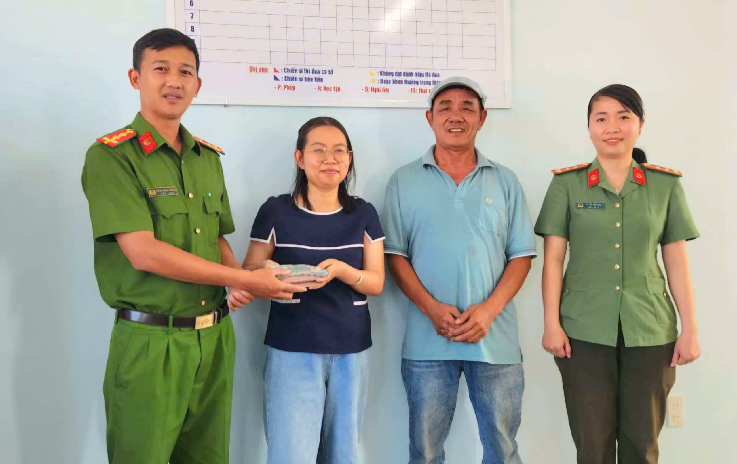 After picking up the handbag, Mr. Hoang coordinated with the police to return it to the person who lost it. Photo: Binh Thuan Ward Police