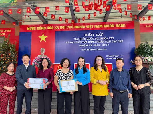 Ms. Nguyen Thi Thanh - Chairwoman of Ba Dinh Ward Trade Union - representing the Ward Trade Union presents gifts to encourage members of the Election Team at the polling station. Photo: Phuong Anh