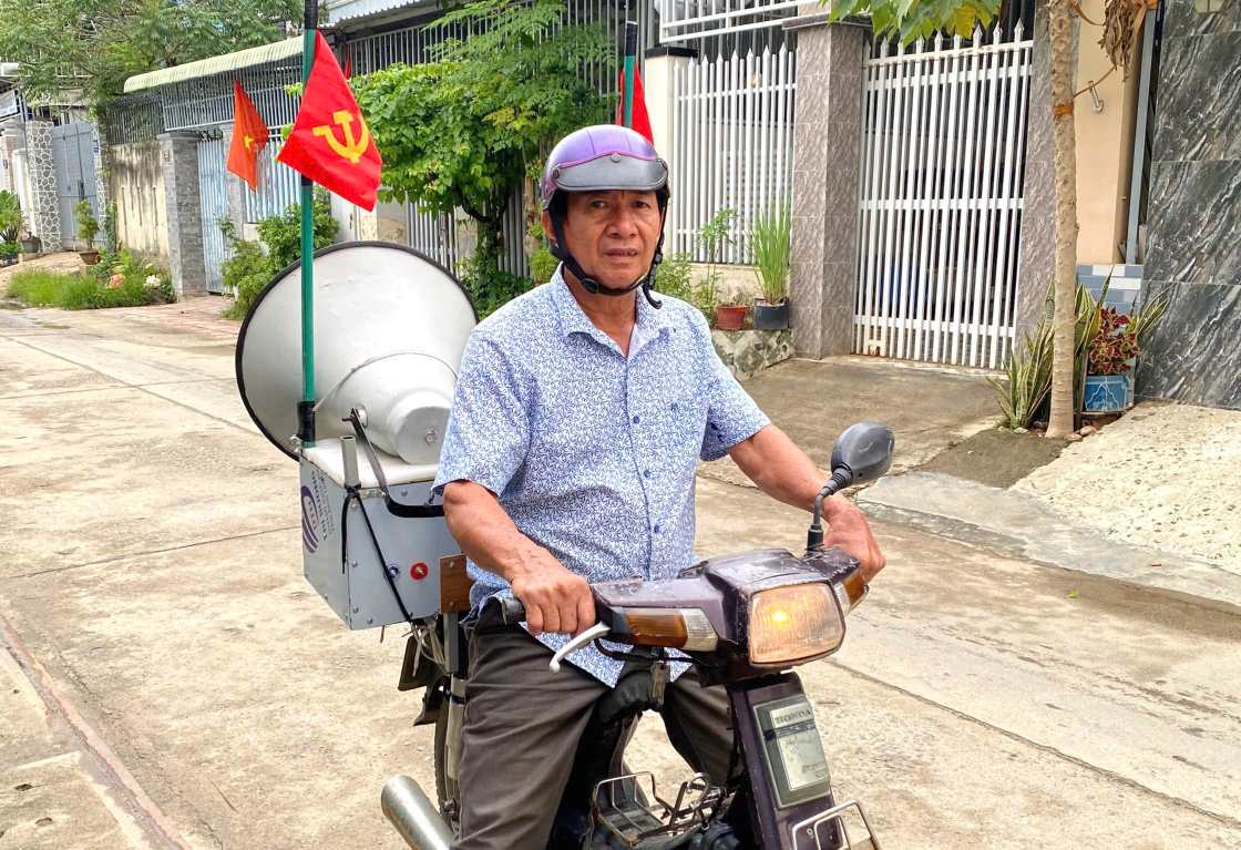 Ông Huỳnh Văn Huệ - Tổ phó tổ dân phố Phú Bình, phương Tây Nha Trang với chiếc lo di động đưa thông tin bầu cử đến với từng cử tri trong tổ. Ảnh: Minh Thùy