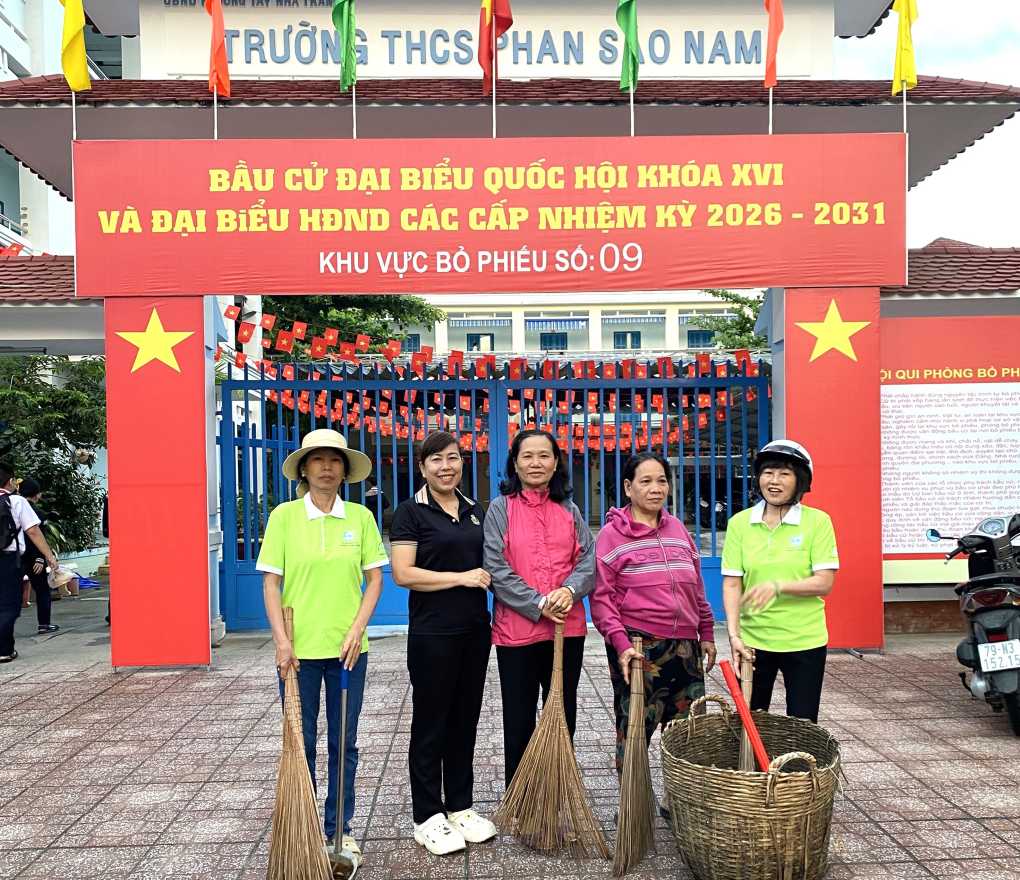 Sau trận lũ lịch sử tháng 11.2025, trước ngày hội bầu cử nhân dân phường Tây Nha Trang chủ động dọn vệ sinh, trang hoàng khu phố sạch đẹp đón ngày hội lớn. Ảnh: Minh Thùy