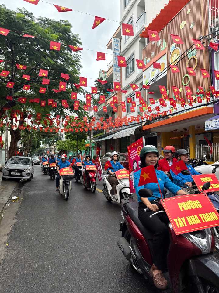 Các tổ chức chính trị xã hội tham gia tuyên truyền bầu cử lưu động trên địa bàn phường Tây Nha Trang. Ảnh: Minh Thùy