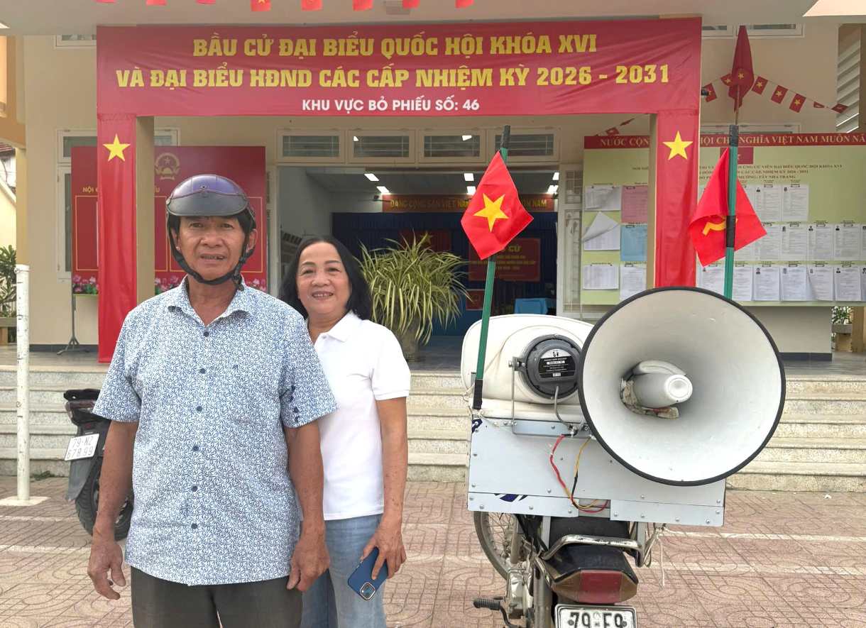 Les haut-parleurs accrochés aux ruelles diffusent des informations électorales à chaque électeur de Tây Nha Trang. Photo: Minh Thùy