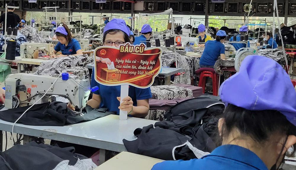 Union members and workers of Anh Sang 7 Garment Company (Nam Phuoc Commune Trade Union) respond to propaganda and participate in the election knowledge contest. Photo: Nam Phuoc Trade Union.