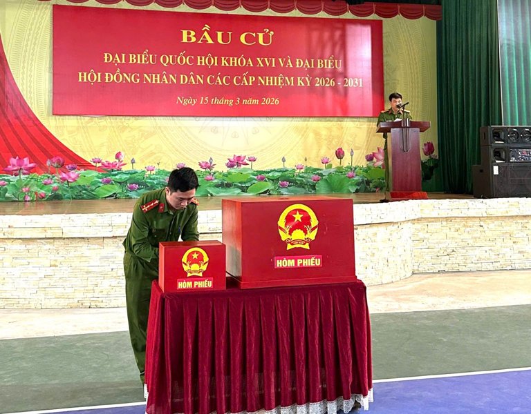 The election team at Drug Rehabilitation Center No. 1 (in Voting Area No. 19, Trung Son ward, Ninh Binh province) organized a trial operation of the election process. Photo: Dieu Anh