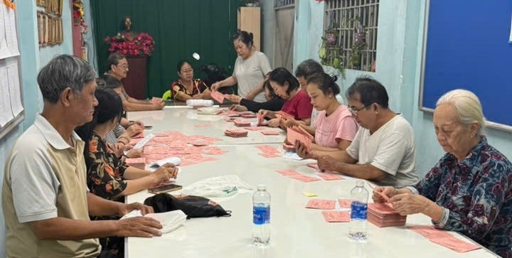 Đội ngũ cán bộ phường tất bật soạn phiếu cử tri. Ảnh: Minh Tâm