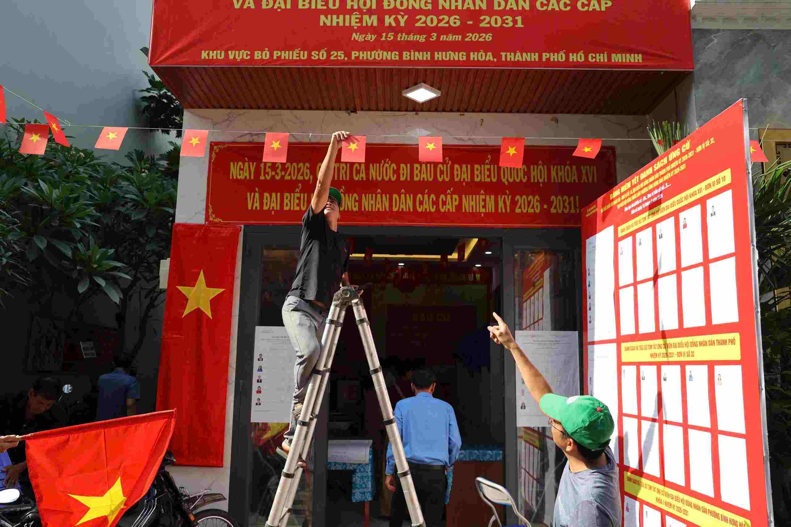 Cán bộ treo cờ hoa chuẩn bị cho ngày bầu cử. Ảnh: Minh Tâm