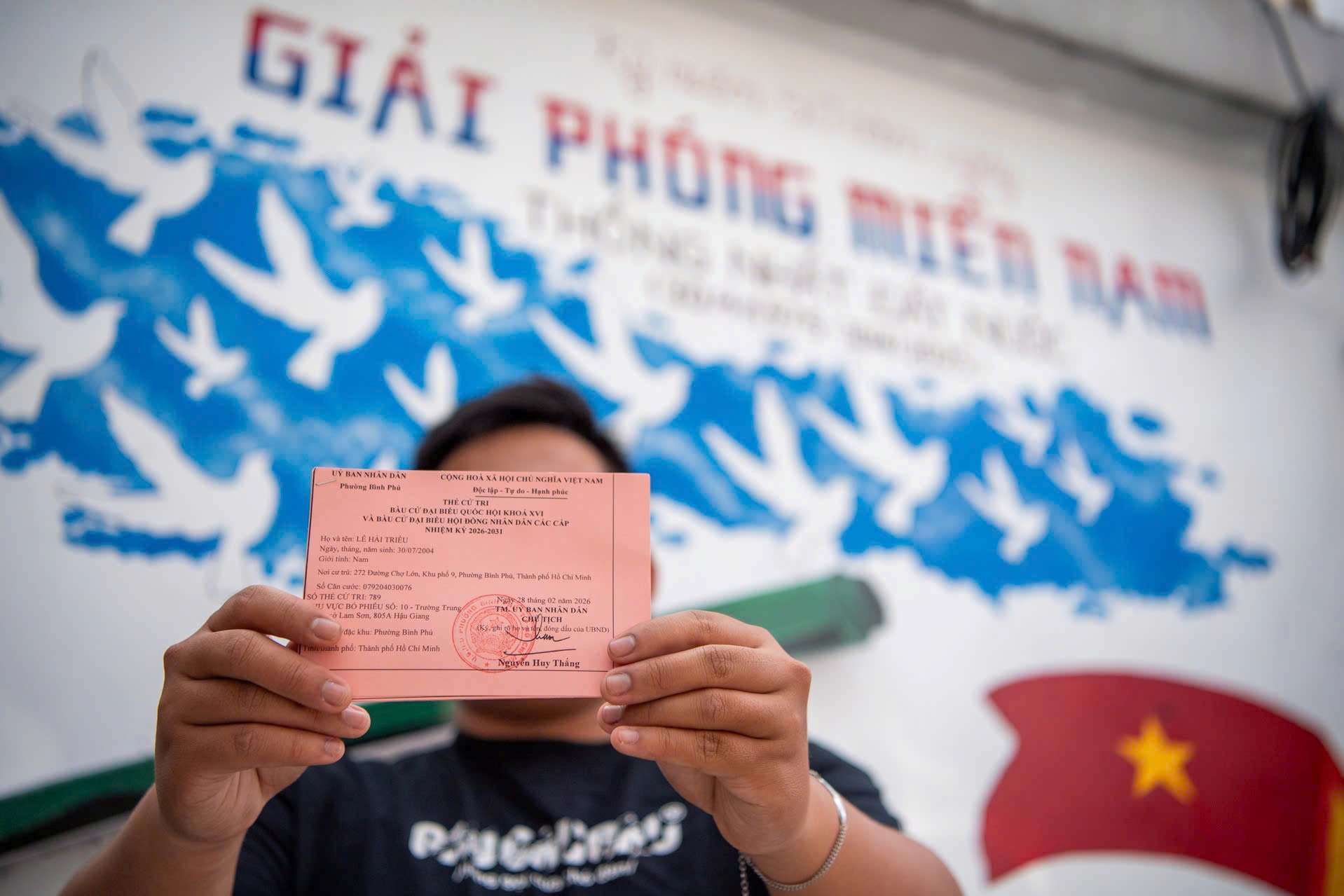 Lá phiếu trên tay cử tri. Ảnh: Minh Tâm