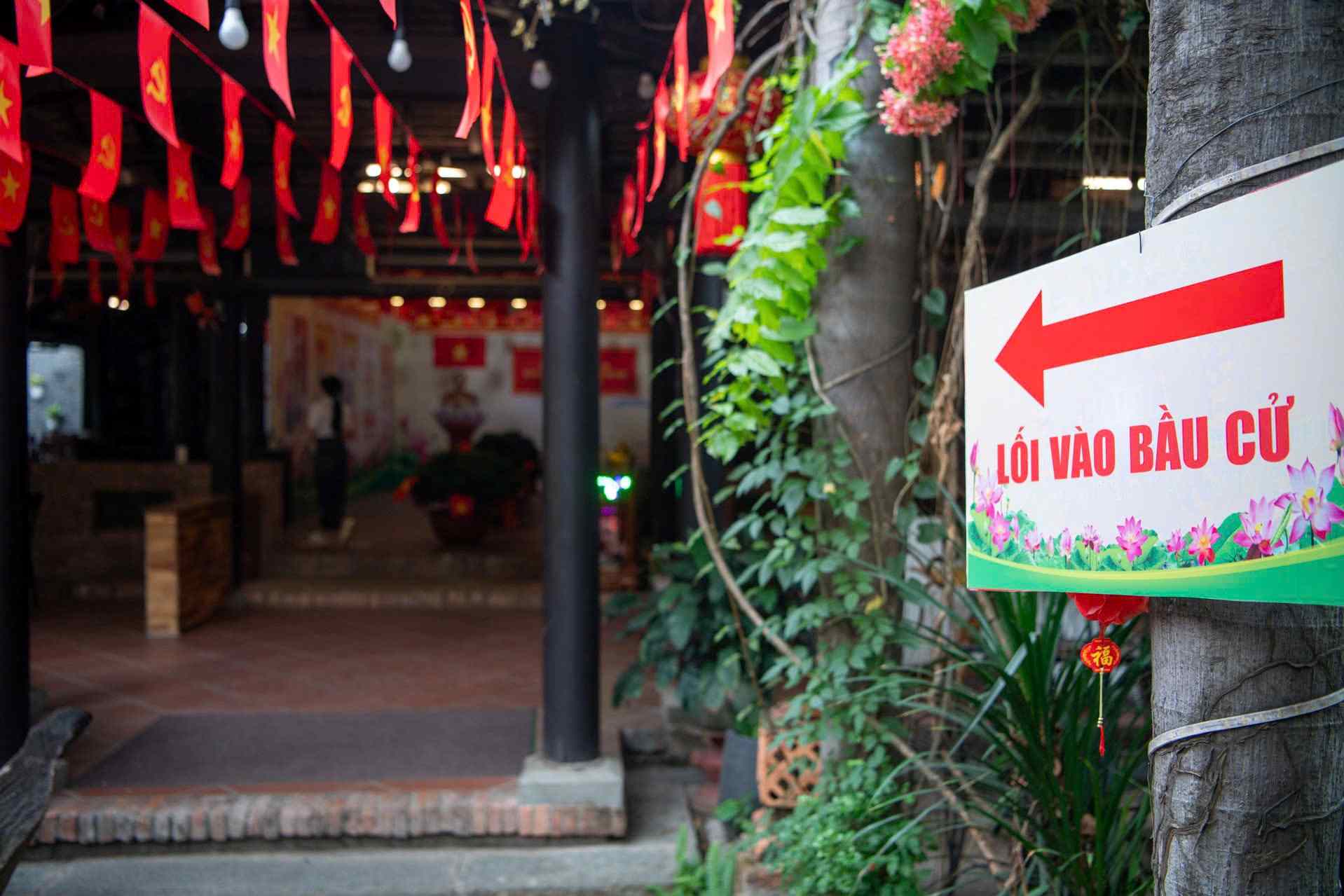 Cờ hoa rực rỡ tại phường Bình Phú. Ảnh: Thái Bảo