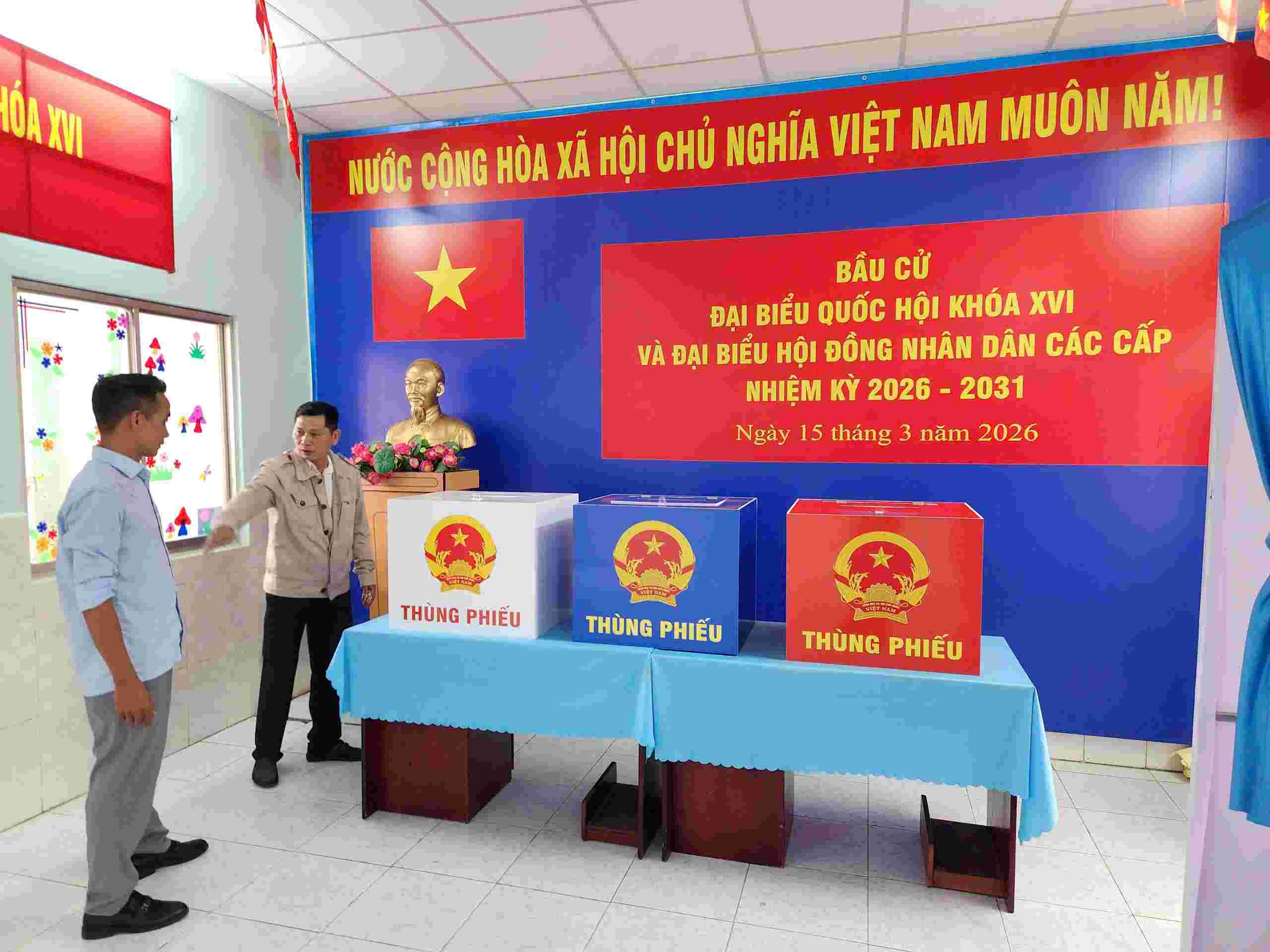 Các thùng phiếu đã được chuẩn bị đầy đủ tại phường Bình Tân. Ảnh: Minh Tâm