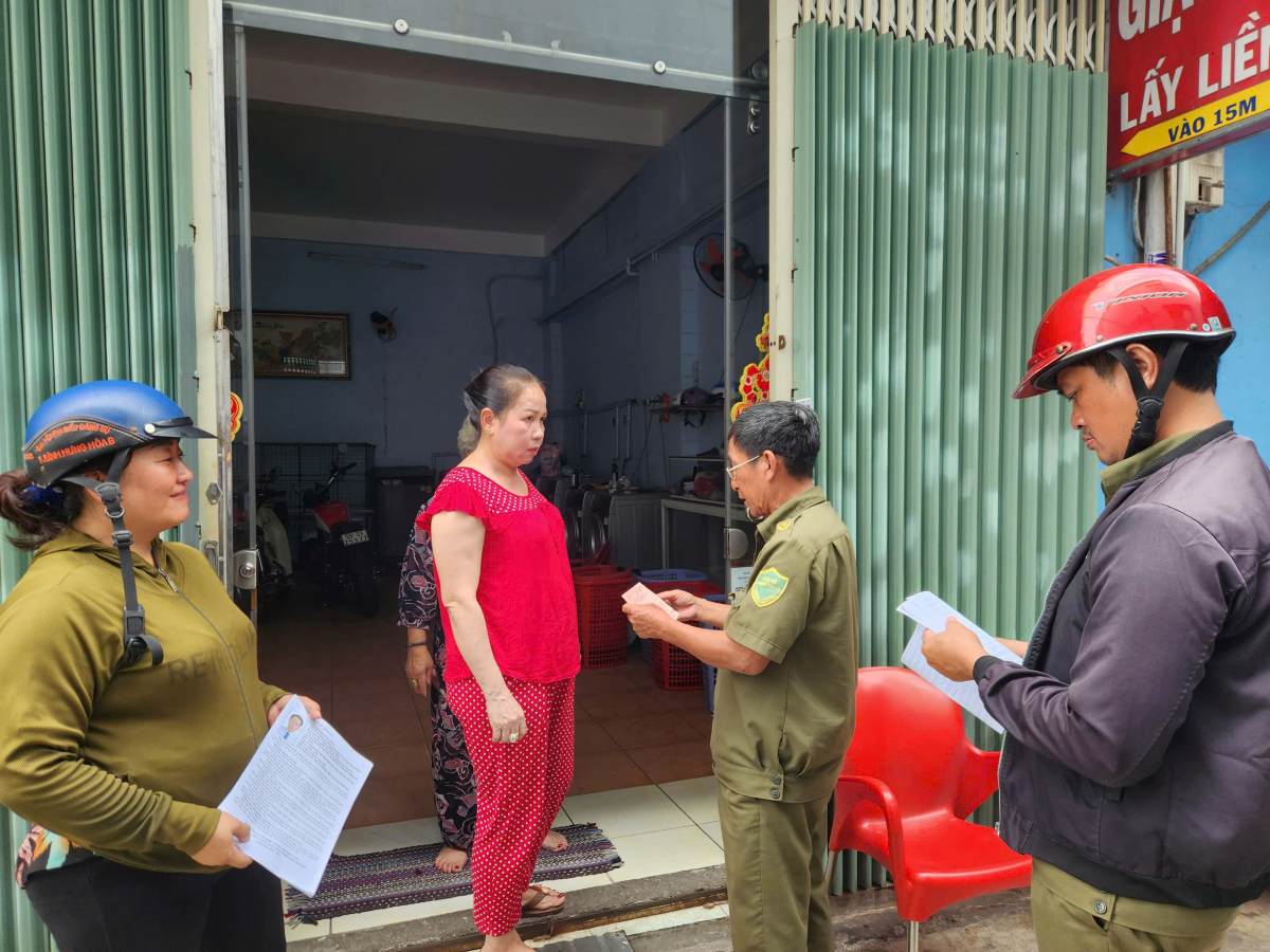 Phiếu cử tri cũng được phát đến tay người dân. Ảnh: Minh Tâm