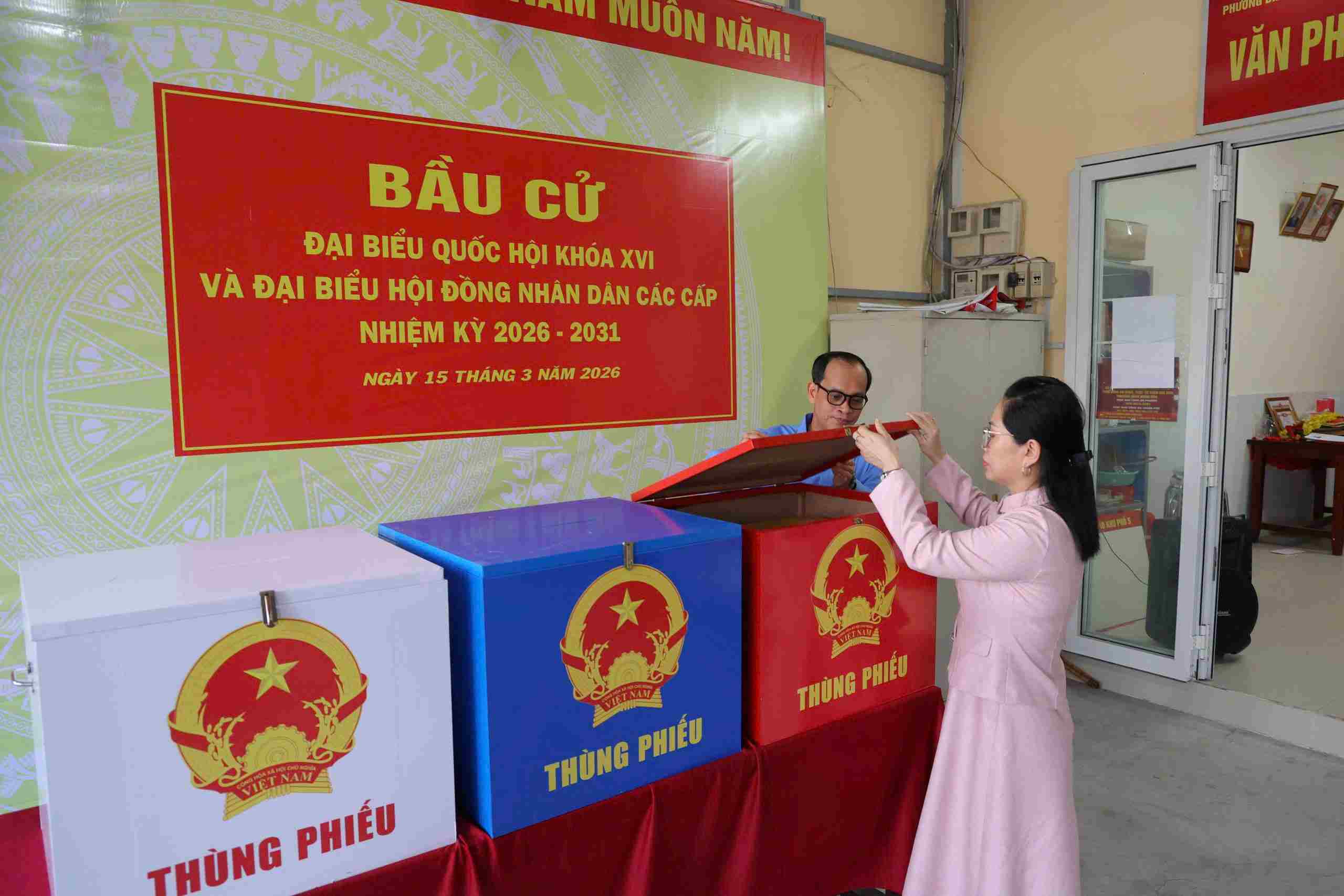 Các thùng phiếu cũng được kiểm tra và đặt ngay ngắn trước ngày bầu cử. Ảnh: Minh Tâm