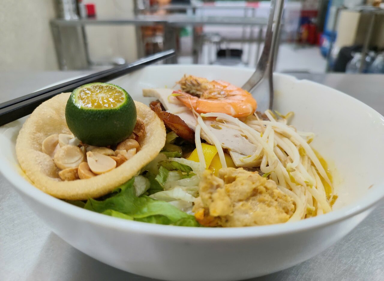 Ngoài bánh xèo, quán Chính Thắm còn bán mỳ quảng nấu theo hương vị Quảng Ngãi. Ảnh: Viên Nguyễn