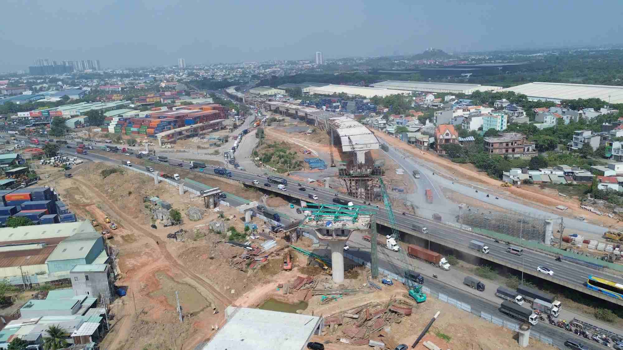 Thi công nút giao Tân Van trên tuyến Vành đai 3 TPHCM.  Ảnh: Minh Quân