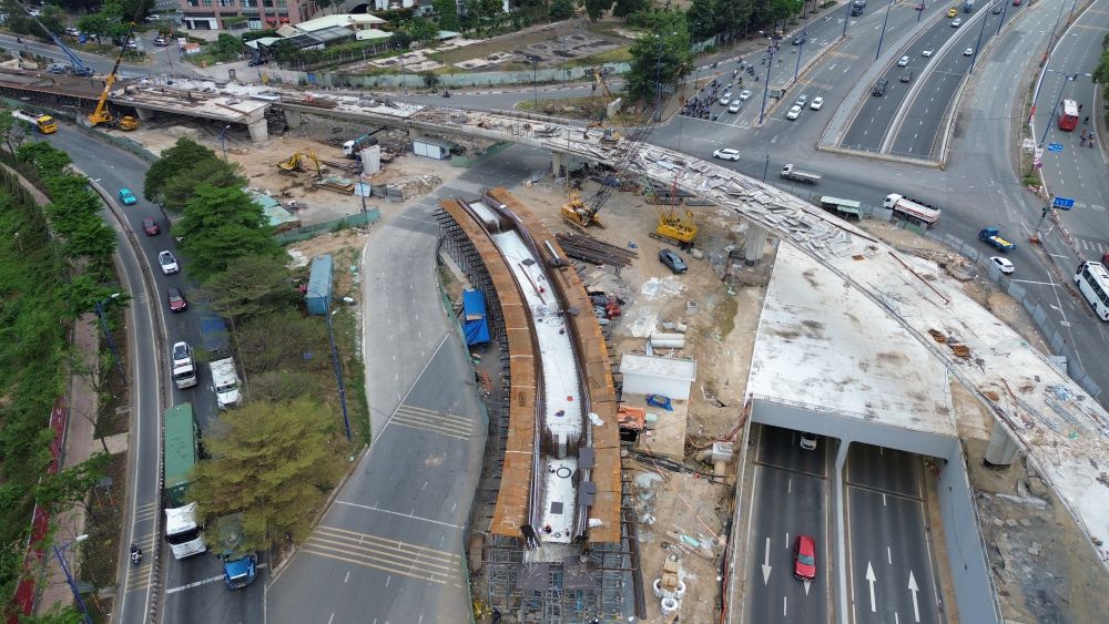 Construction of An Phu intersection at the eastern gateway of Ho Chi Minh City. Photo: Anh Tu
