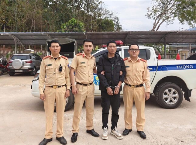 Lực lượng CSGT Công an tỉnh Sơn La bắt giữ đối tượng truy nã về tội ma túy. Ảnh: Công an Sơn La