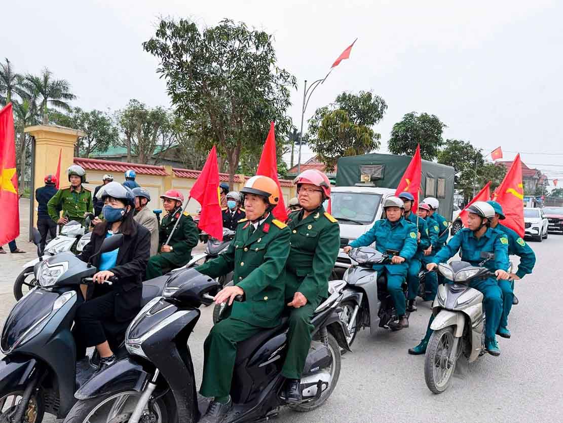 Các lực lượng công an, dân quân tự vệ và đoàn thể phường Vinh Hưng tham gia đoàn xe tuyên truyền trên nhiều tuyến đường. Ảnh: Mai Ngân