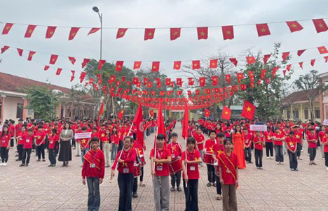 Liên đội trường THCS Thọ Lộc, xã Tân Châu lan tỏa không khí vui tươi, phấn khởi hướng về ngày bầu cử. Ảnh: Mai Ngân