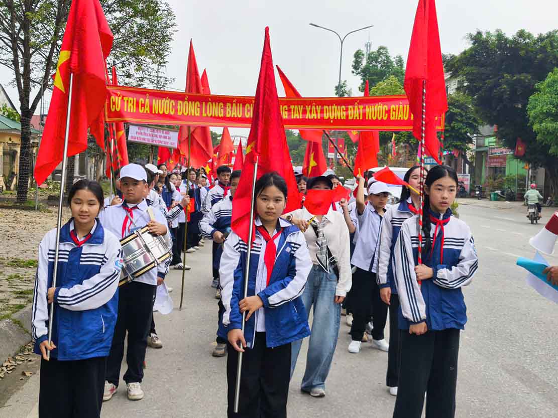 Học sinh miền núi Nghệ An diễu hành cổ động bầu cử. Ảnh: Mai Ngân