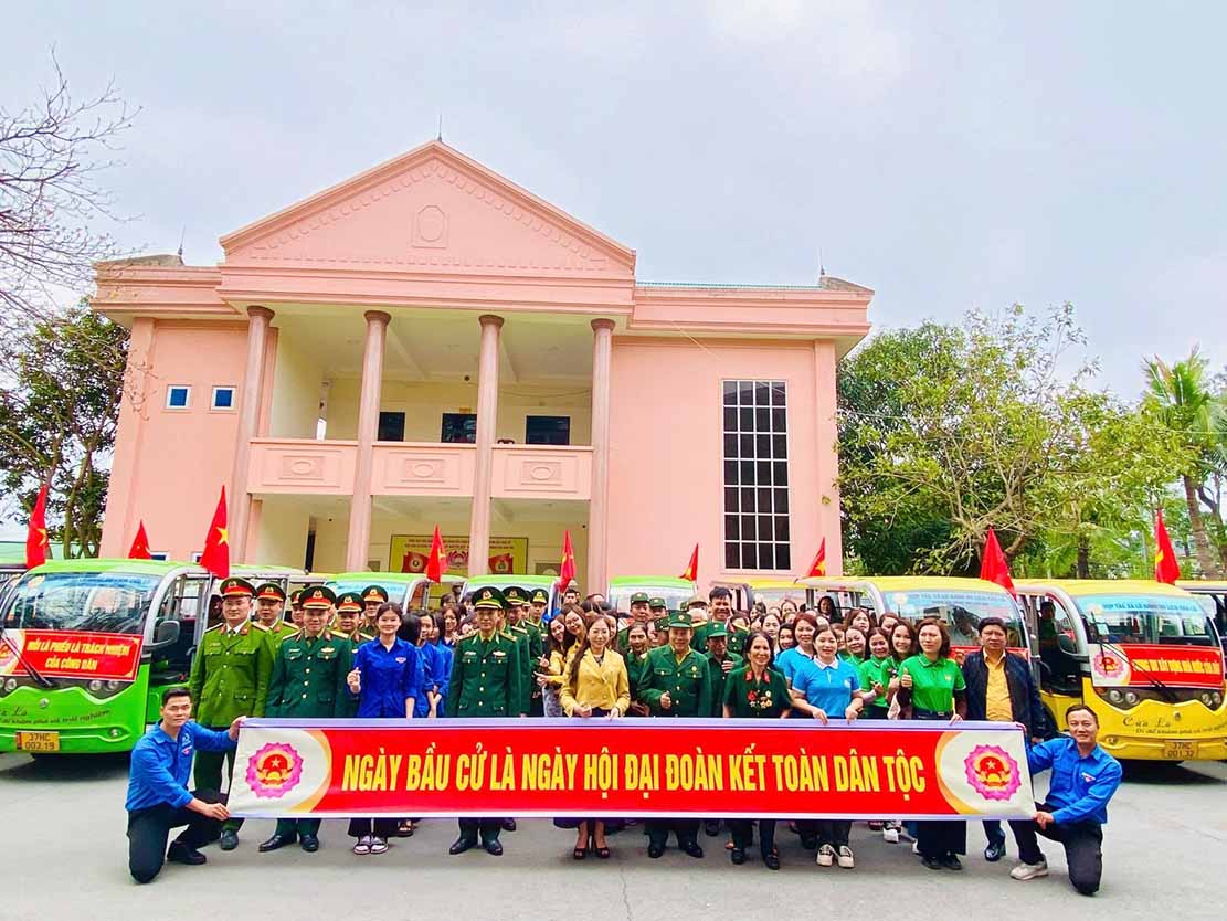 Cua Lo ward excitedly launched mobile propaganda, sharing the atmosphere of a people's festival. Photo: Mai Ngan