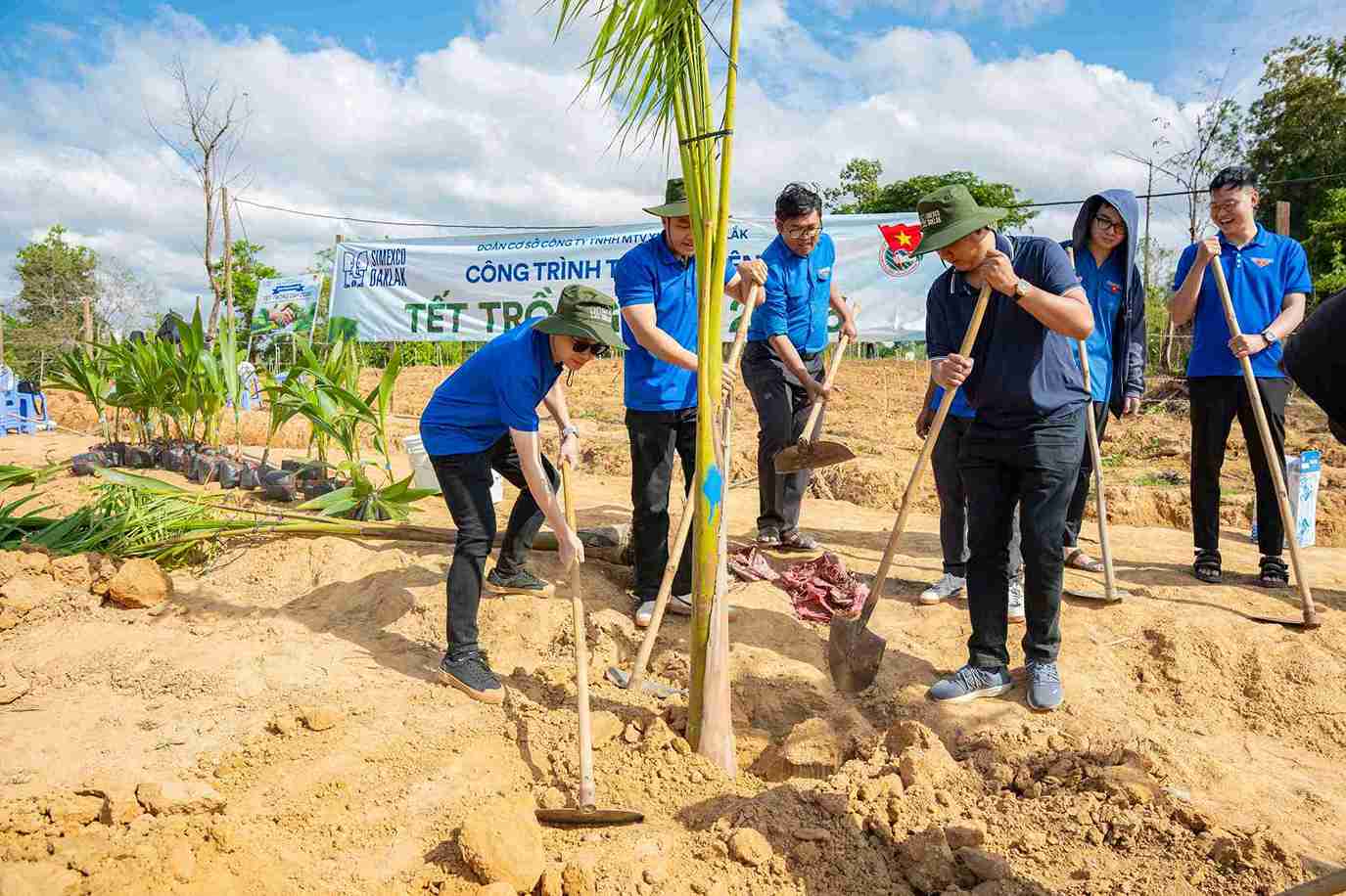 Các đoàn viên trẻ trồng cây với hy vọng góp phần phủ xanh khu vực biên giới. Ảnh: Bảo Trung