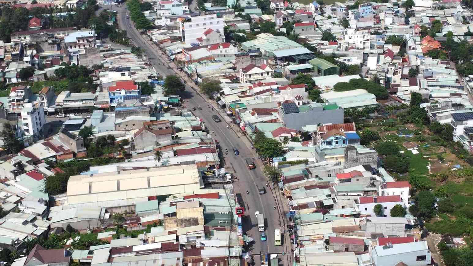 Bui Van Hoa road exists in Dong Nai, passing through many crowded residential areas and industrial parks. Photo: HAC
