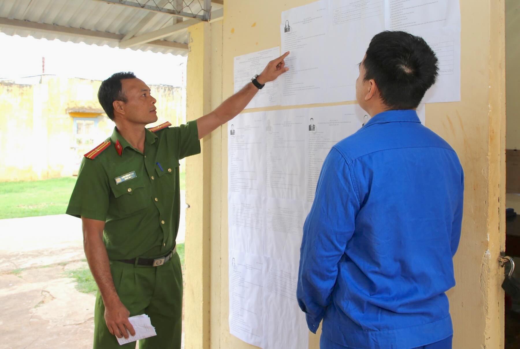 Những người bị tạm giam, tạm giữ tại Trại Tạm giam số 1, Công an tỉnh Đắk Lắk tham gia bầu cử. Ảnh: Công Sáng
