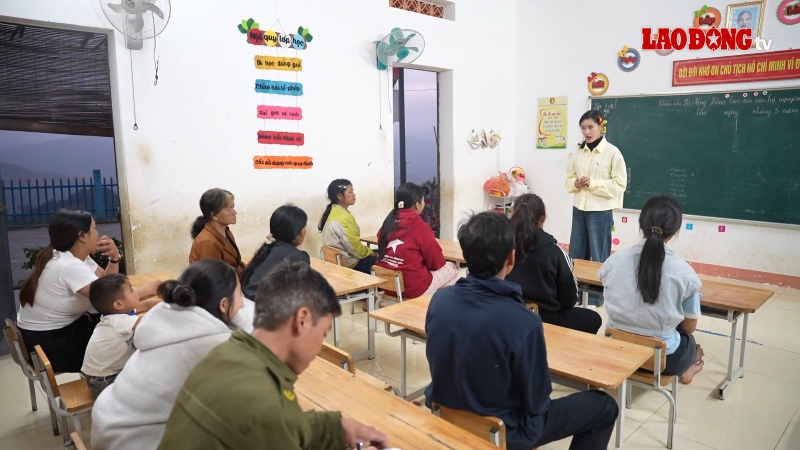 Highland teachers in Da Nang knock on every door to mobilize voters to vote on the 15th. 3. Photo: Phu Thien