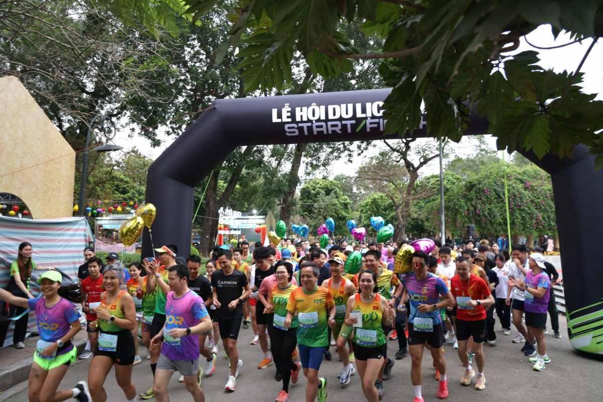 Chương trình chạy bộ diễn ra sáng 14.3 không chỉ là một hoạt động thể chất, mà còn là lời khẳng định mạnh mẽ cho thông điệp “Du lịch Xanh - Trải nghiệm số“. Chương trình thu hút hàng trăm vận động viên và du khách tham gia.