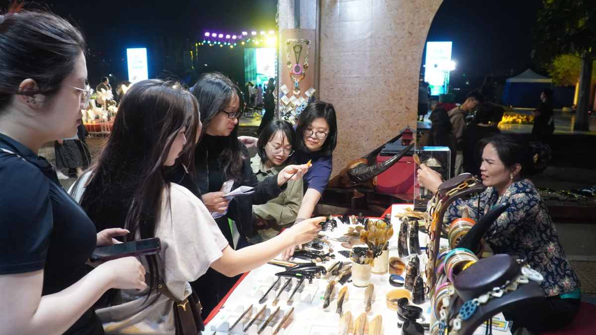 Không gian trưng bày đặc sản vùng miền cũng trở thành điểm dừng chân của nhiều du khách. Tại đây, khách tham quan có dịp thưởng thức và tìm hiểu nhiều sản vật đặc trưng của các địa phương như Thái Nguyên, Bắc Ninh, Tuyên Quang, Khánh Hòa, Gia Lai. Nhiều gian hàng kết hợp giới thiệu văn hóa ẩm thực với quảng bá sản phẩm OCOP, qua đó tăng cường kết nối du lịch giữa Hà Nội và các địa phương.