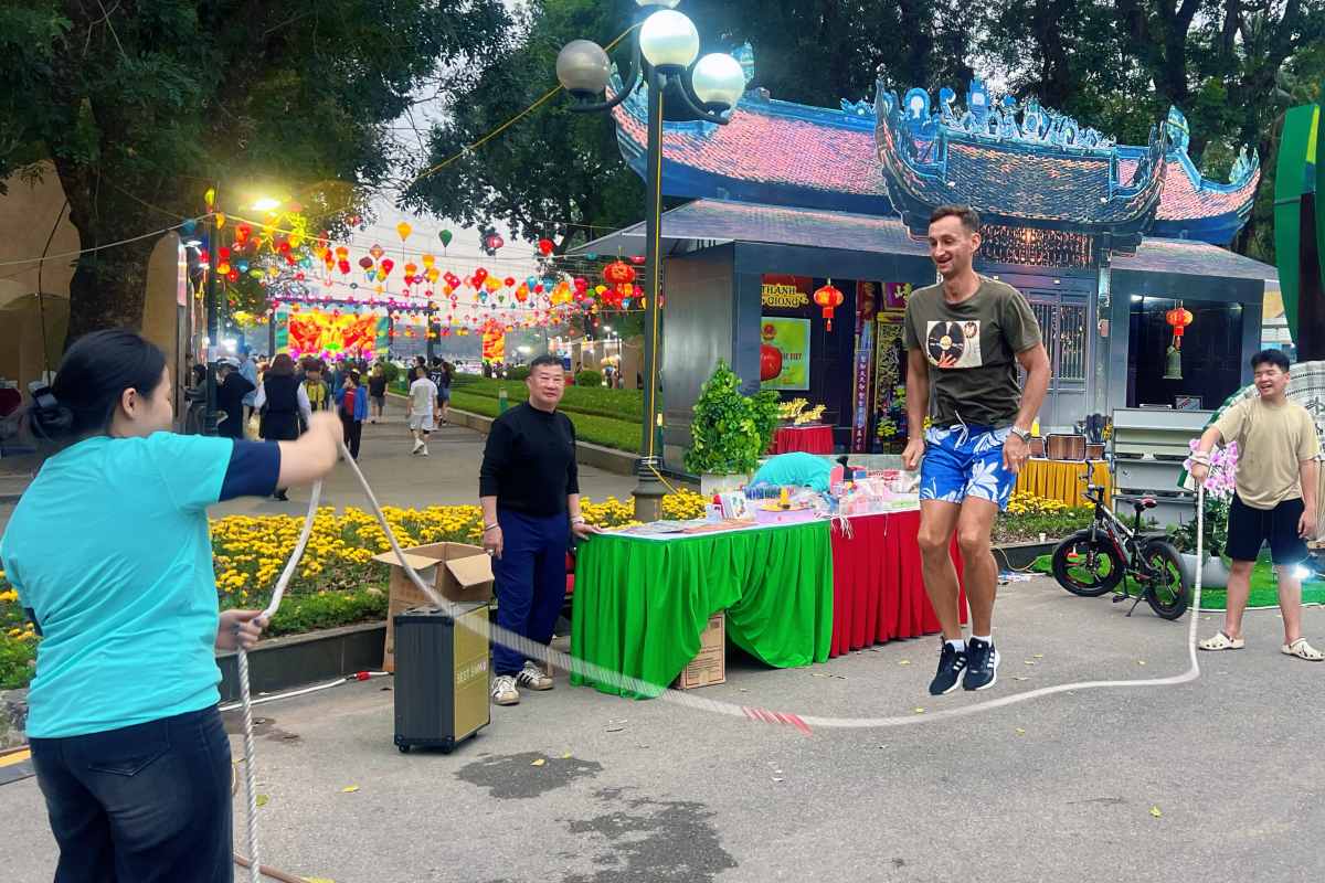  Không chỉ người dân trong nước, nhiều du khách quốc tế cũng hào hứng hòa mình vào các hoạt động, góp phần tạo nên những khoảnh khắc đáng nhớ.