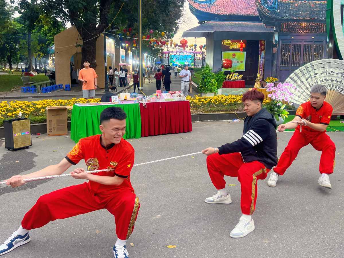 Một trong những hoạt động thu hút đông đảo người tham gia là các trò chơi dân gian quen thuộc như nhảy dây, kéo co.