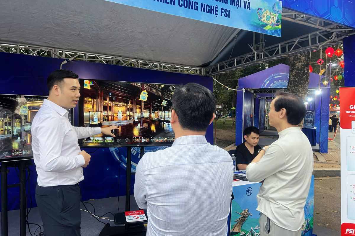 Điểm mới của lễ hội năm nay là các trải nghiệm công nghệ số trong lĩnh vực du lịch. Du khách có thể khám phá điểm đến thông qua công nghệ thực tế ảo VR360, nền tảng du lịch trực tuyến và các ứng dụng trí tuệ nhân tạo hỗ trợ tìm kiếm thông tin du lịch. Những ứng dụng này giúp người tham quan có cái nhìn trực quan hơn về các điểm đến trước khi lựa chọn hành trình.