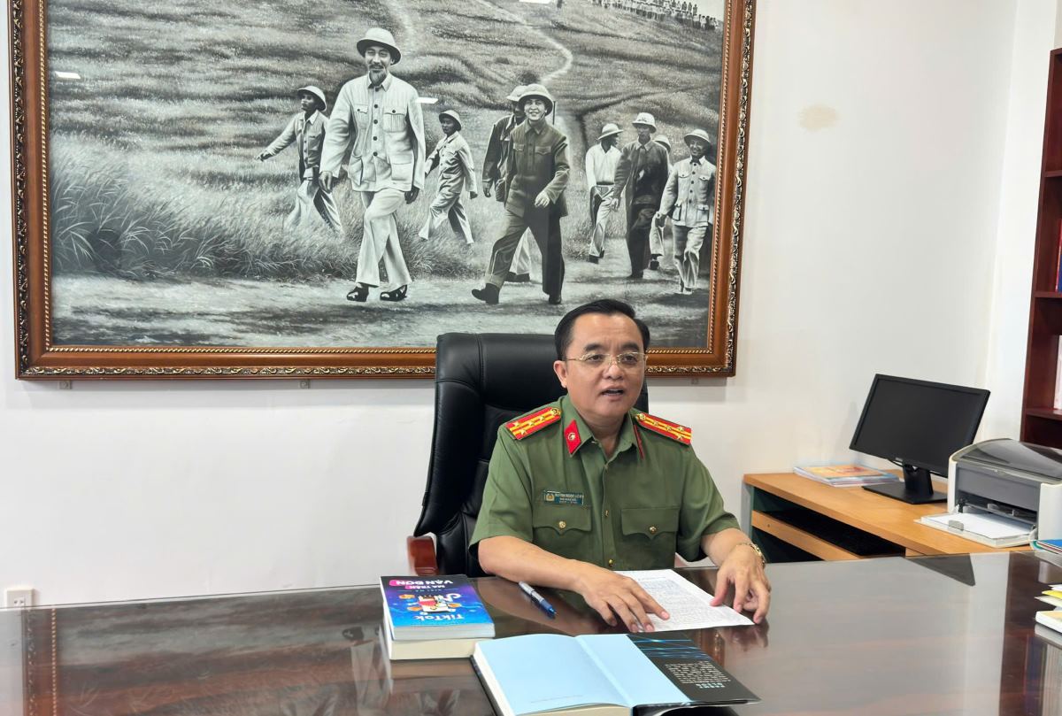 Đại tá, Tiến sĩ Huỳnh Ngọc Liêm - Phó Giám đốc, Thủ trưởng Cơ quan An ninh điều tra Công an tỉnh Lâm Đồng chia sẻ các mẹo để hạn chế lộ dữ liệu cá nhân khi dùng công cụ AI. Ảnh: Duy Tuấn