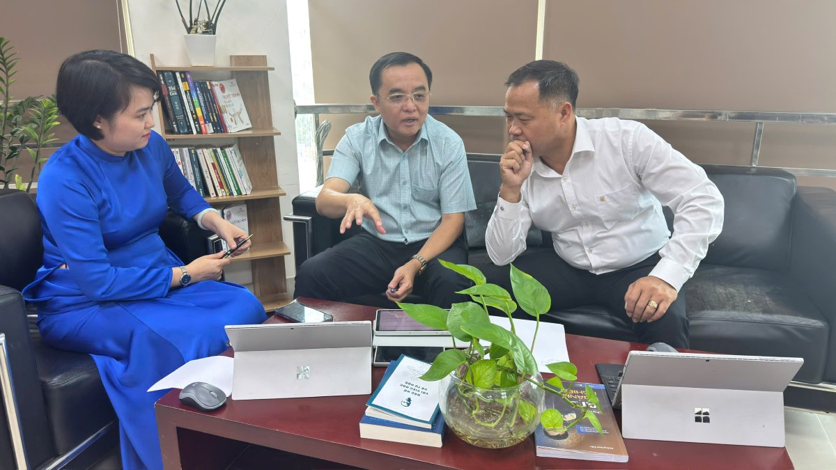 Đại tá, Tiến sĩ Huỳnh Ngọc Liêm cùng 2 đồng chủ biên sách Bình dân học vụ AI với những lưu ý về bảo mật thông tin cá nhân khi dùng AI. Ảnh: Duy Tuấn