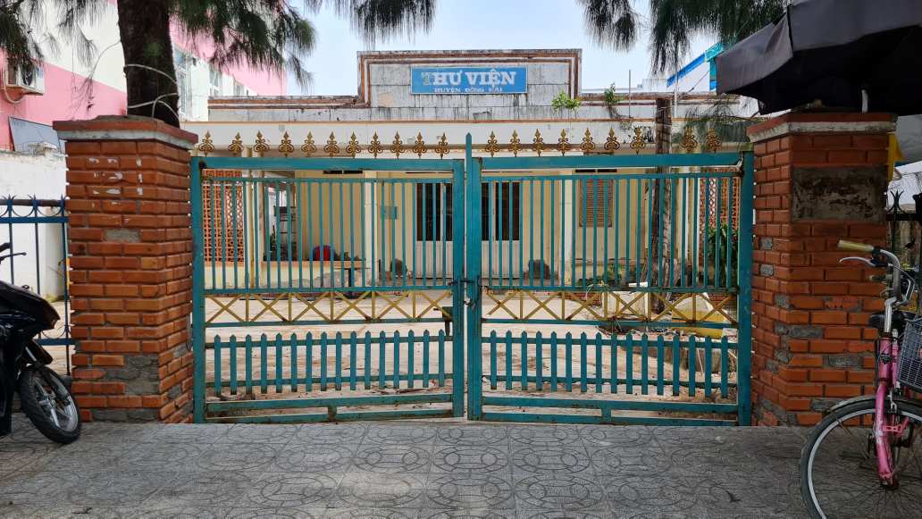 Một cơ sở nhà đất đã được sắp xếp giao cho xã Gành Hào quản lý nhưng đến nay vẫn bỏ đó. Ảnh: Nhật Hồ.