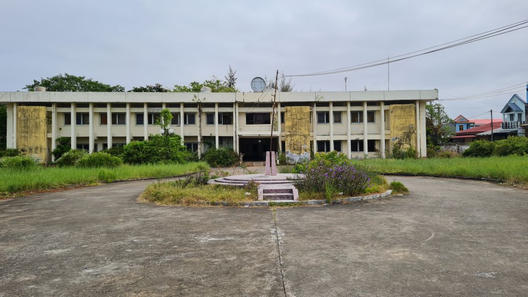 The headquarters of Dong Hai District People's Committee, Bac Lieu province (old) has been assigned to local management but is still abandoned to this day. Photo: Nhat Ho.