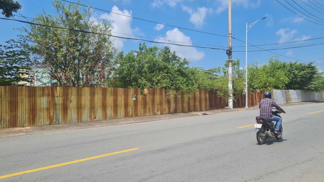 Khu đất nằm ngay trung tâm thành phố Bạc Liêu, tỉnh Bạc Liêu (cũ) đã quy hoạch thành dự án khu đô thị phức hợp đã hơn 15 năm nay vẫn còn bỏ trống gây lãng phí. Ảnh: Nhật Hồ.