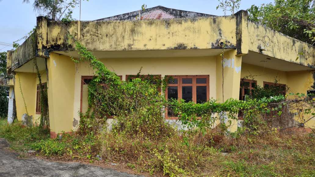Trụ sở cơ quan cấp huyện Đông Hải cũ nay đã giao cho xã Gành Hào, tỉnh Cà Mau quản lý vẫn bỏ hoang gây lãng phí. Ảnh: Nhật Hồ.