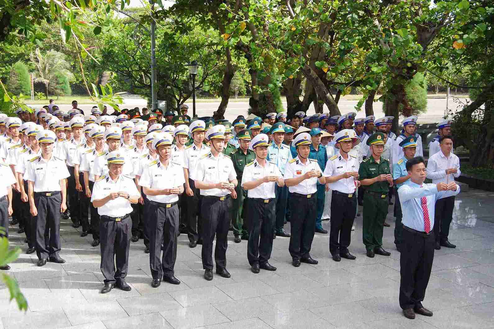 Soldiers and people of Truong Sa Island offer incense at the Monument to Heroes and Martyrs. Photo: Son Ca