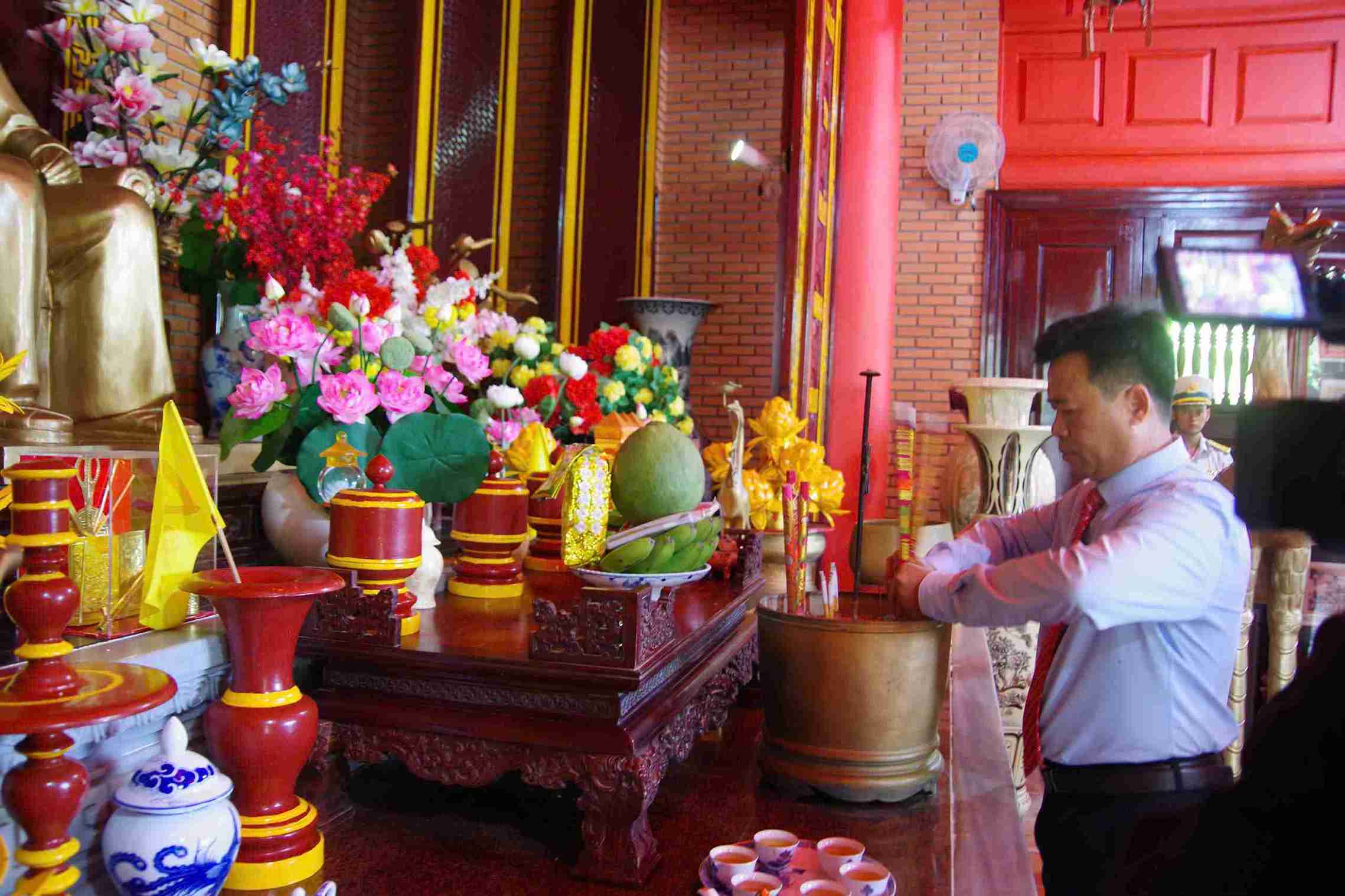 Ông Phạm Thanh Liêm – Chủ tịch UBND đặc khu Trường Sa, dâng hương tại Nhà tưởng niệm Chủ tịch Hồ Chí Minh. Ảnh: Sơn Ca