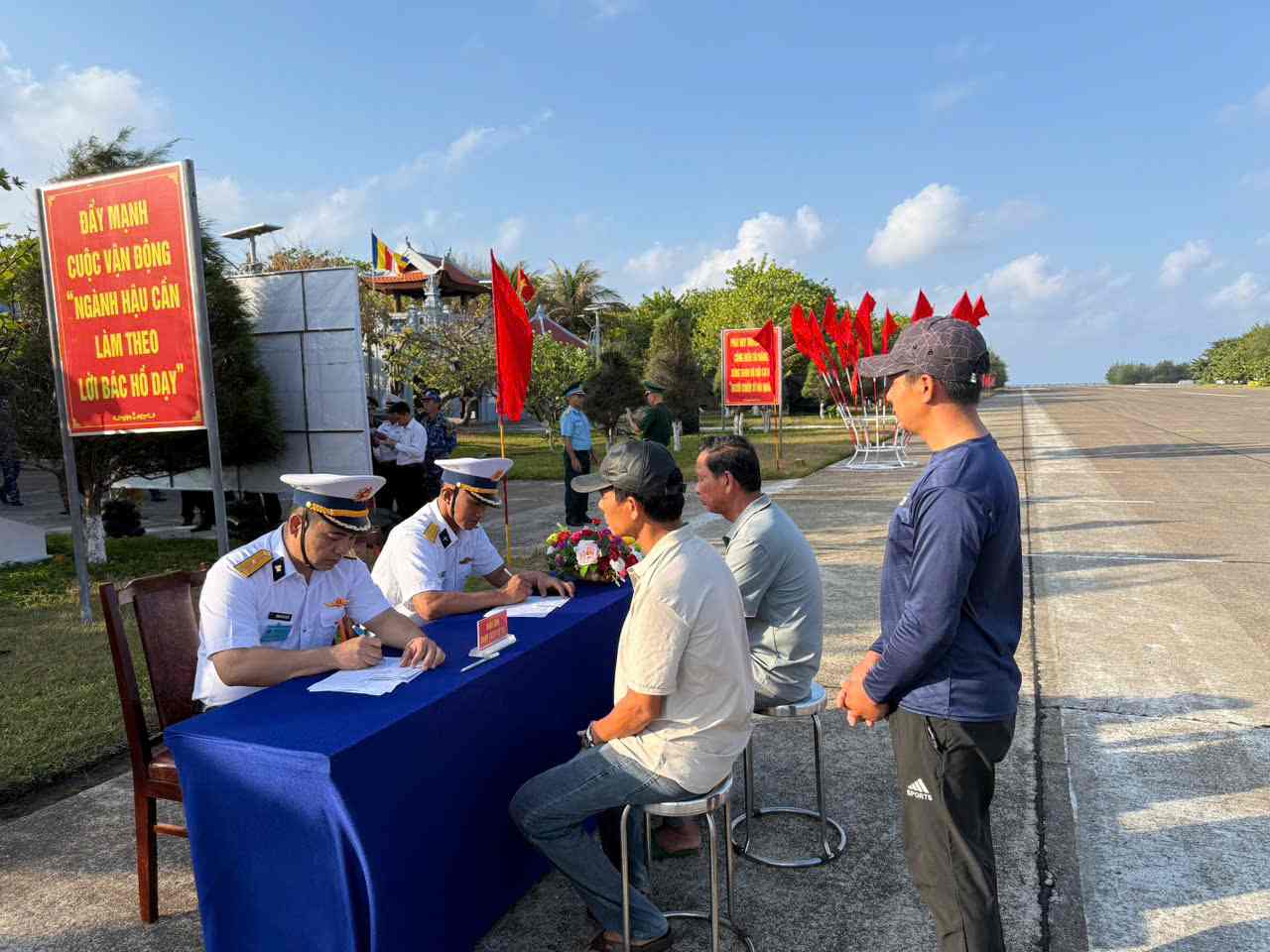 Tổ bầu cử tại Khu vực bỏ phiếu số 14 đăng ký cho ngư dân tham gia bầu cử. Ảnh: Sơn Ca