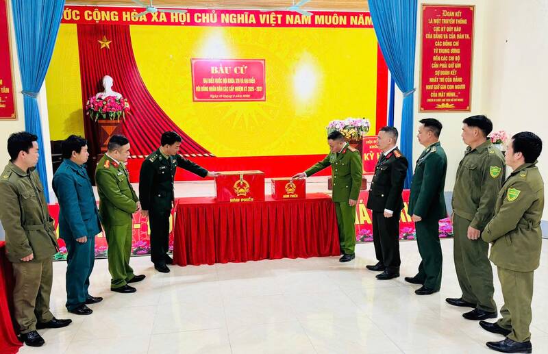 Ensuring security before the election in the Tuyen Quang border area. Photo: Hoang Chinh