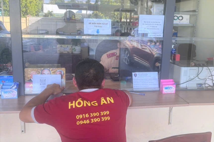 Phòng CSGT Công an Lâm Đồng làm việc và lập biên bản xử phạt vi phạm hành chính đối với tài xế Luận. Ảnh: Phòng CSGT Công an Lâm Đồng 