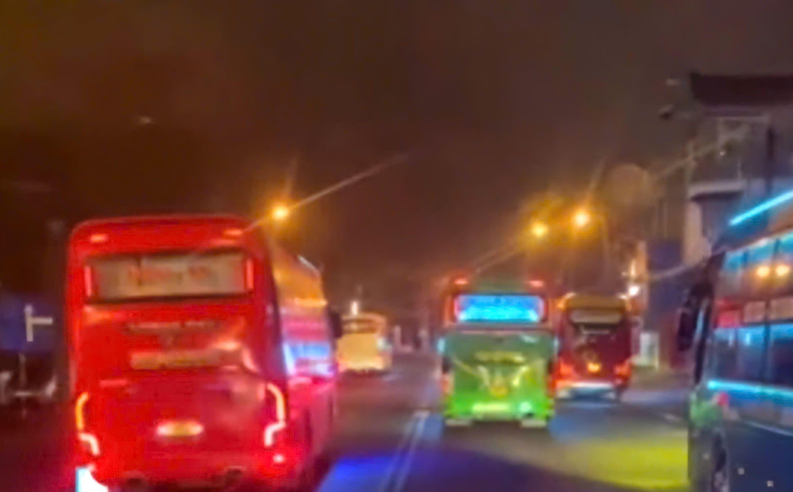 Xe khách Hồng Ân (màu đỏ) do tài xế Luận điều khiển vượt ẩu trên Quốc lộ 20. Ảnh: Phòng CSGT Công an Lâm Đồng cung cấp 