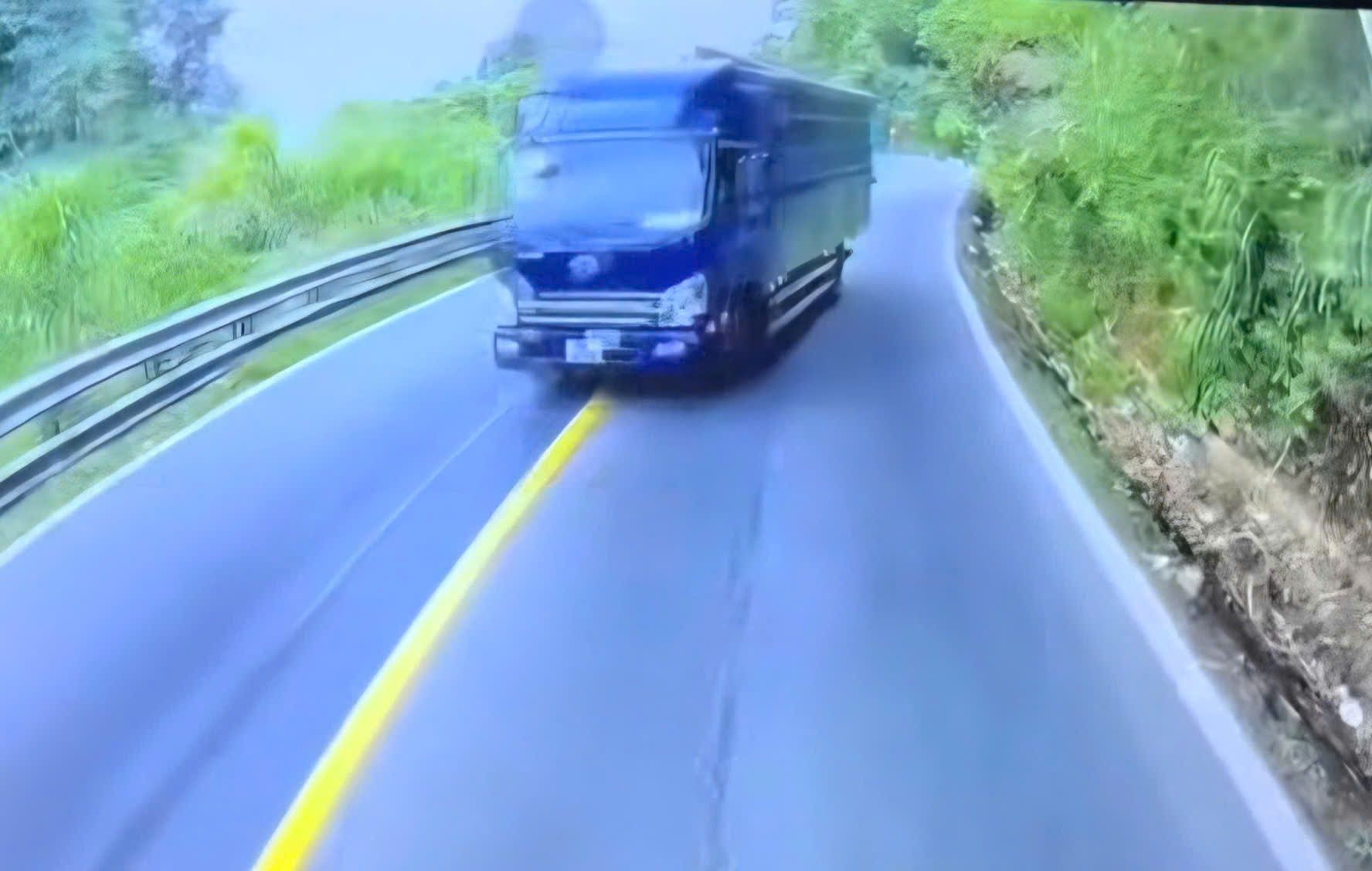 Truck driven by driver Hoang encroaches on the lane, overtakes recklessly on Bao Loc Pass. Photo: Traffic Police Department of Lam Dong Provincial Police