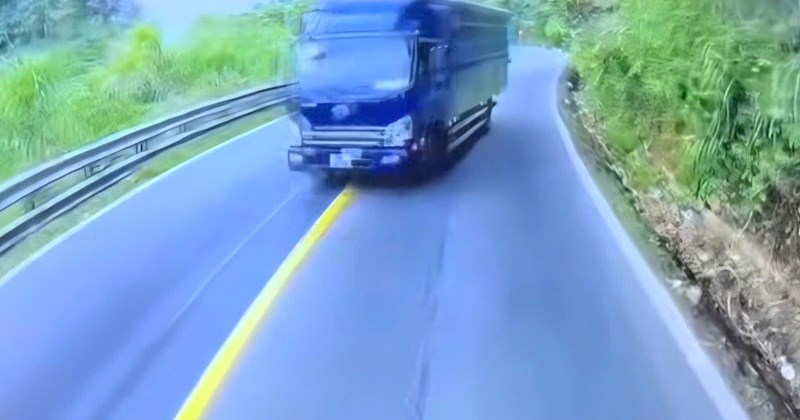 Phạt 2 tài xế vượt ẩu trên Quốc lộ 20 sau phản ánh